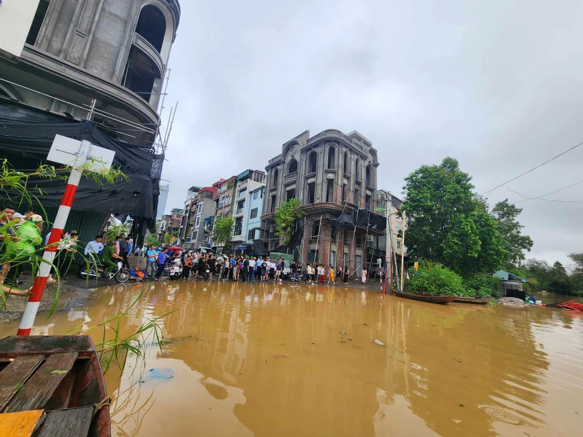 Nước lũ dâng cao khiến khu vực ngoài đê sông Hồng thuộc các phường Chương Dương, Phúc Tân của quận Hoàn Kiếm (Hà Nội) bị ngập, giao thông bị chia cắt. Ảnh: TP/Báo Lao động