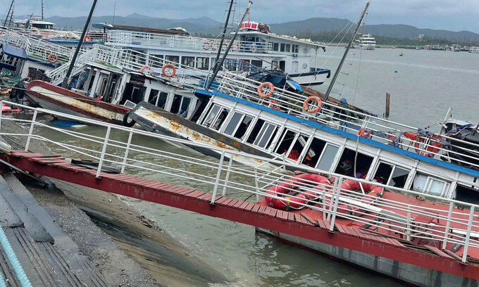 Nhiều tàu du lịch bị nhấn chìm trong biển. Ảnh: Báo Kinh tế và Đô thị