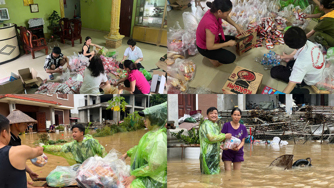 Nhiều cá nhân, tổ chức không ngại dầm mình trong nước lũ, hỗ trợ nước uống và đồ ăn cho một số hộ gia đình. Ảnh: Hoàng Bằng