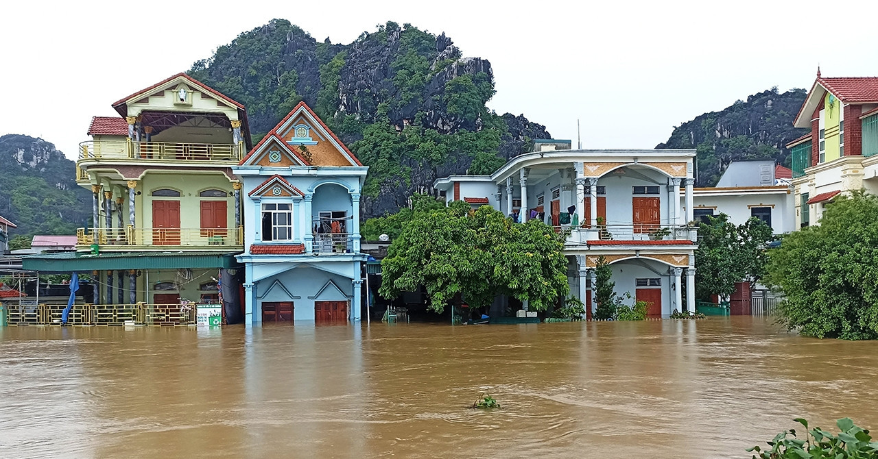 Hơn một nghìn hộ dân sống ngoài đê ở Ninh Bình ngập trong biển nước