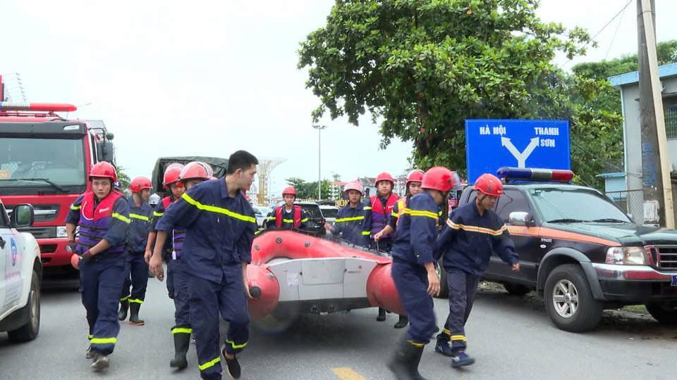 Lực lượng chức năng đang tập trung ưu tiên tuyệt đối cho công tác tìm kiếm người mất tích, tìm kiếm trục vớt phương tiện mất tích trong sự cố sập cầu Phong Châu. Ảnh Công an Phú Thọ. 