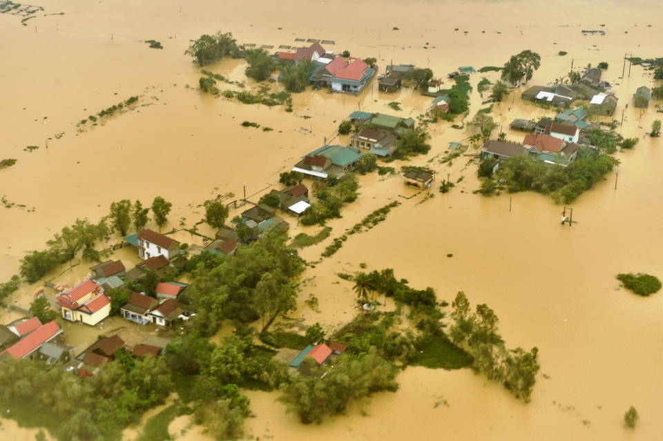 Ngay sau cơn bão là lũ lụt nghiêm trọng.