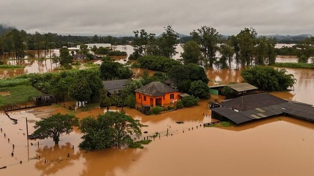 Bão tấn công vỡ đập thủy điện khiến 57 người thiệt mạng, gần 70.000 người phải sơ tán, đình chỉ tất cả các chuyến bay vô thời hạn