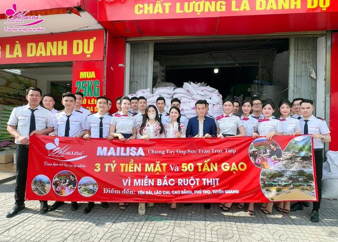 Vợ chồng bà Mai quyết định đi từ TP. HCM ra miền Bắc để trực tiếp trao tận tay bà con vùng chịu ảnh hưởng bởi bão lũ. Ảnh: Facebook Mai Lisa