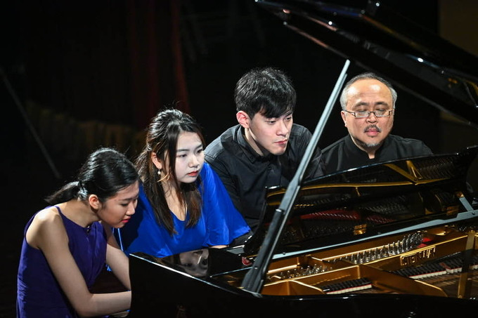 NSND Đặng Thái Sơn (ngoài cùng bên phải) cùng học trò trong tiết mục chơi piano 8 tay. Ảnh: Internet