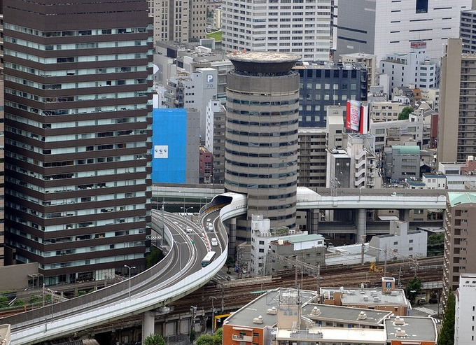 Tòa nhà Gate Tower 16 tầng tại Osaka, Nhật Bản có đường cao tốc Hankyu Expressway chạy xuyên qua. Ảnh: Internet