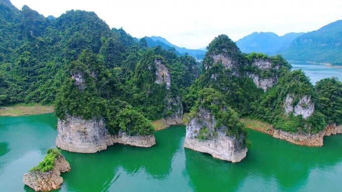 Lòng hồ được ví như vịnh Hạ Long trên cạn giữa đại ngàn của vùng chiến khu Việt Bắc xưa. Ảnh: Sưu tầm