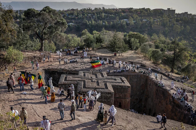 Những người theo Chính thống giáo Ethiopia tụ tập bên cạnh một nhà thờ đá ở Lalibela, một Di sản Thế giới được UNESCO công nhận (Ảnh: Michele Spatari / AFP / Getty)