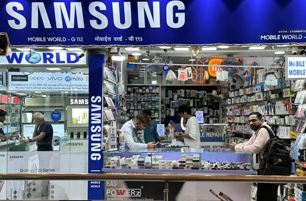 Hàng trăm công nhân Samsung ở nước đông dân nhất thế giới đình công - ảnh 2