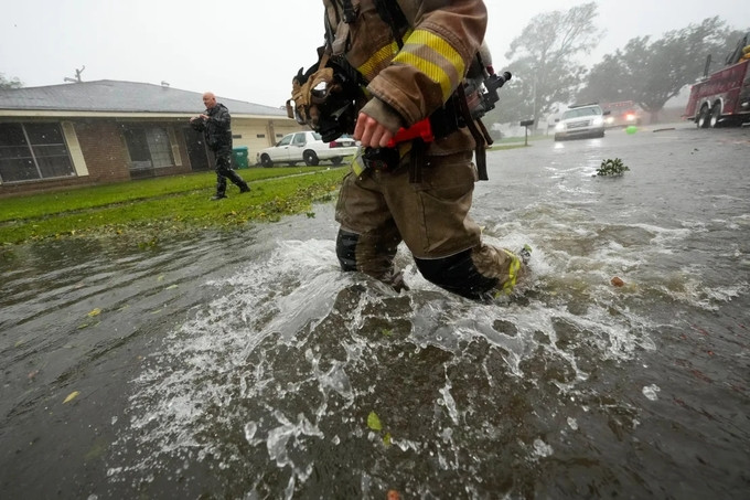 Lính cứu hỏa Morgan City ứng phó với đám cháy nhà trong cơn bão Francine ở Morgan City, Louisiana, vào thứ tư. Ảnh: Gerald Herbert/AP