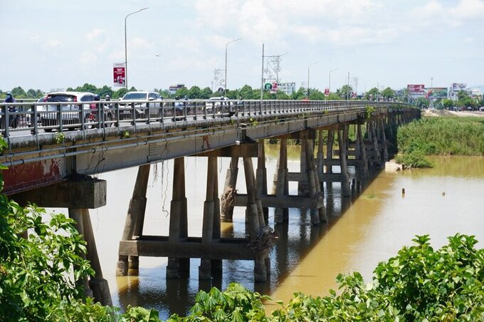 Hàng ngày người dân vẫn phải di chuyển qua cây cầu này trong tình trạng nơm nớp lo sợ. Ảnh: Báo Lao Động