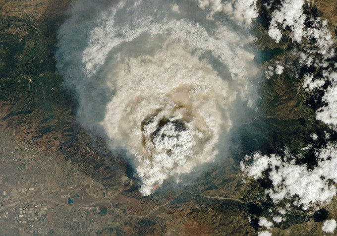 Mây lửa pyrocumulus hình thành trên đám cháy Line Fire, California. Ảnh: NASA