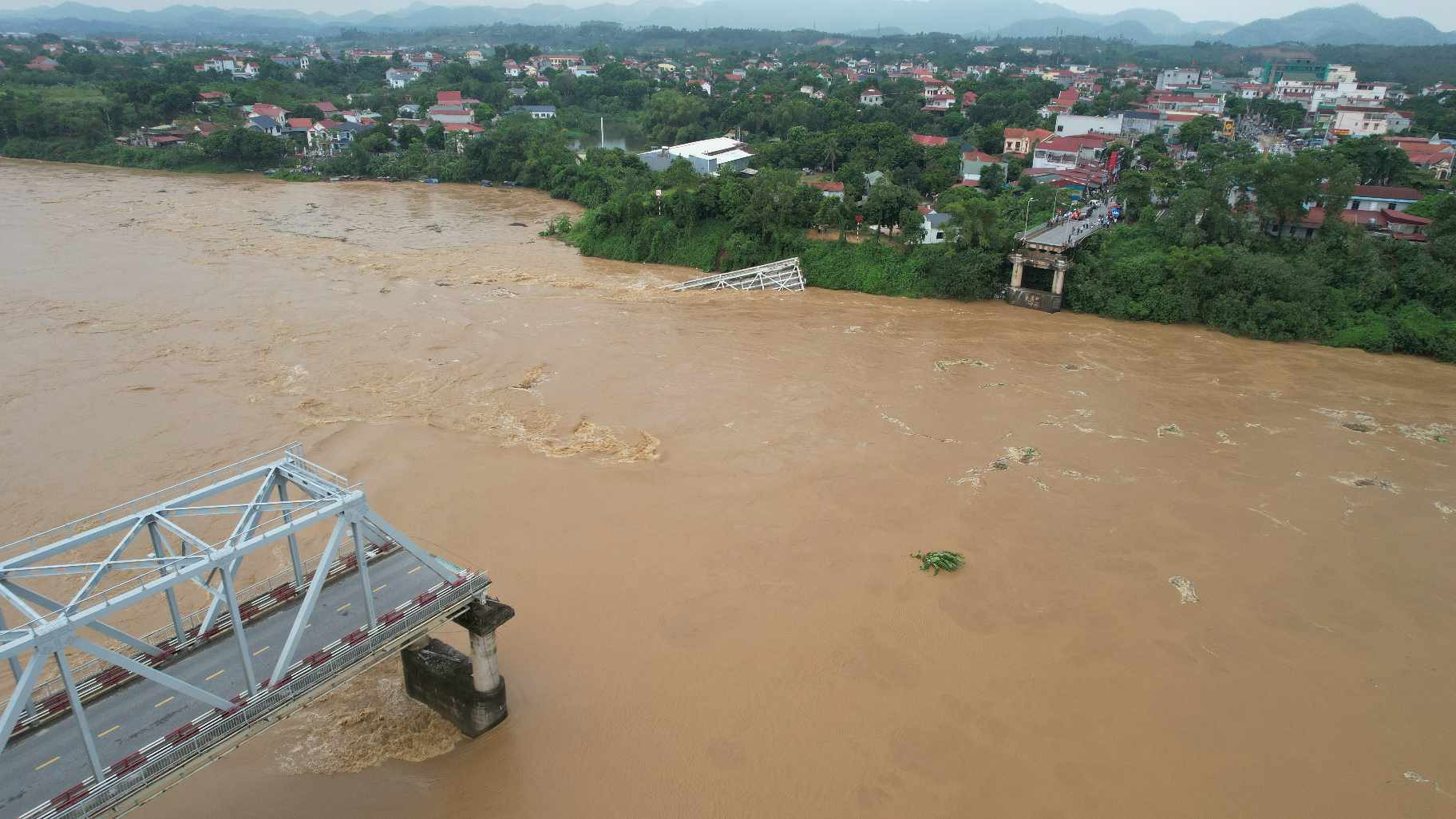 Sự cố sập cầu Phong Châu xảy ra vào sáng ngày 9/9, khi một trụ và hai nhịp cầu bị nước lũ cuốn trôi