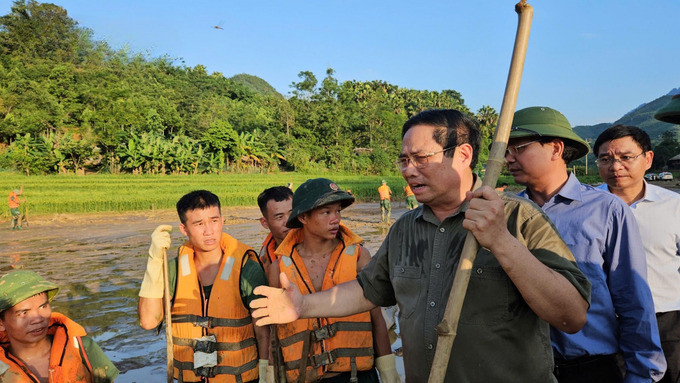 Thủ tướng Phạm Minh Chính không kìm được nước mắt khi đến thôn Làng Nủ. Ảnh: Báo điện tử VOV