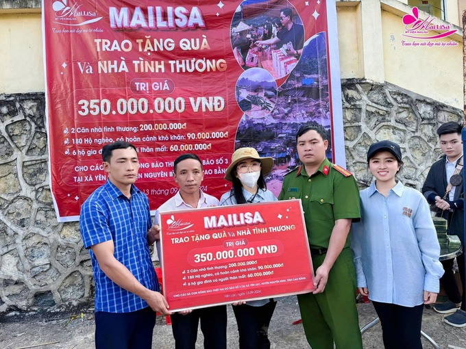 Bà Mai cùng tập thể Mailisa trao tặng quà và nhà tình thương trị giá 350 triệu đồng cho bà con xã Yên Lạc, huyện Nguyên Bình, tỉnh Cao Bằng. Ảnh: Facebook Mai Lisa