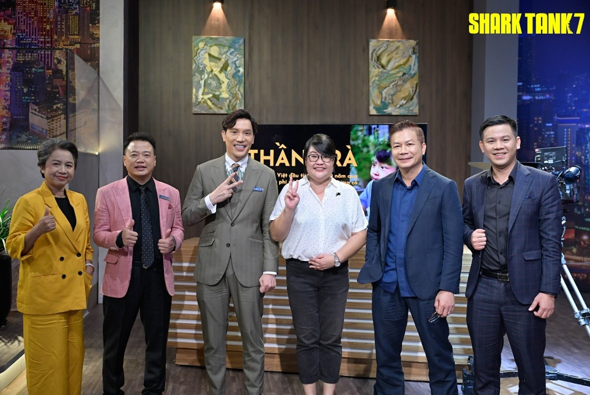 Kỷ lục tại Shark Tank Việt Nam: 5 Shark chung deal, chuyển tiền cọc ngay lập tức với nhà biên kịch có 3 tác phẩm dự Oscar