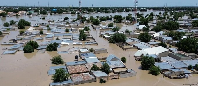 Những ngôi nhà bị ngập trong nước lũ ở thành phố Maiduguri, thủ phủ bang Borno, Nigeria. Ảnh: AUDU MARTE/AP