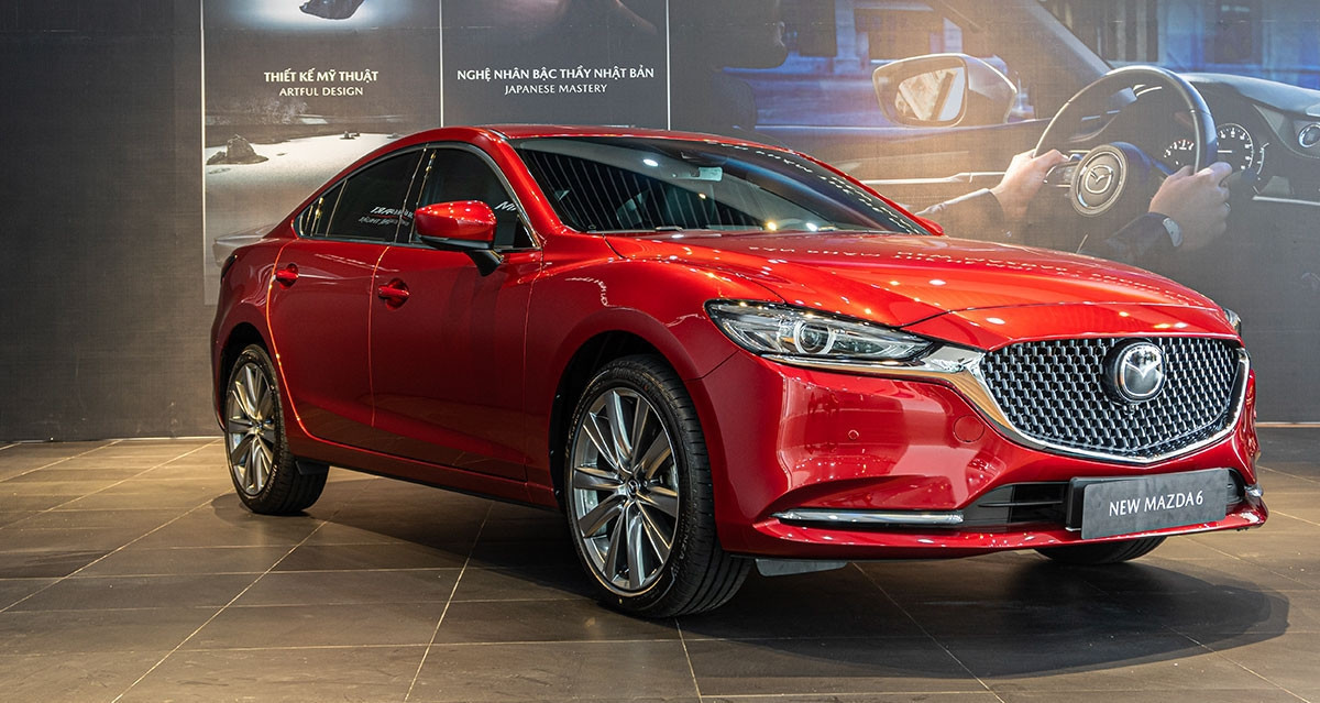 Xe sedan cỡ D giá 1 tỷ: Toyota Camry 'rơi tự do' trong tháng Ngâu