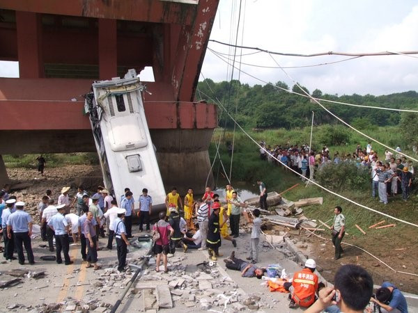 Sập cầu đúng giờ cao điểm khiến 1 xe bus chở 23 người rơi xuống rồi vỡ nát, toàn bộ cây cầu phong tỏa khẩn cấp: Sự cố từng xảy ra tại siêu cường số 1 châu Á - ảnh 1