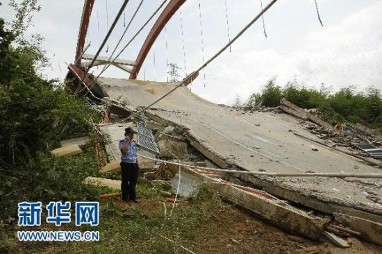 Sập cầu đúng giờ cao điểm khiến 1 xe bus chở 23 người rơi xuống rồi vỡ nát, toàn bộ cây cầu phong tỏa khẩn cấp: Sự cố từng xảy ra tại siêu cường số 1 châu Á - ảnh 3