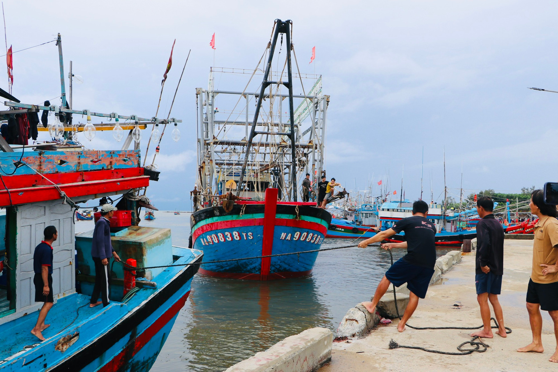 Nhiều địa phương miền Trung cấm biển, sẵn sàng lực lượng cứu hộ, cứu nạn- Ảnh 1.