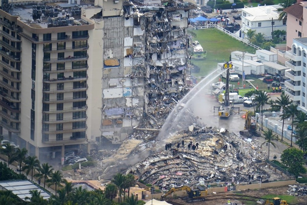 Nhân viên cứu hộ làm việc tại phần còn lại của tòa nhà Champlain Towers South ở Surfside, Florida. Ảnh: AP