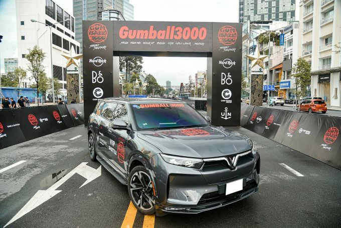 VinFast VF9 tại cổng khai mạc Gumball 3000, TP HCM. Ảnh: VnExpress