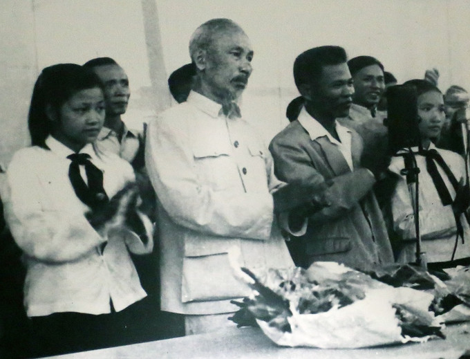 Chủ tịch Hồ Chí Minh và cán bộ, nhân dân khu Hồng Quảng tại sân vận động Hòn Gai năm 1957. Ảnh: Internet