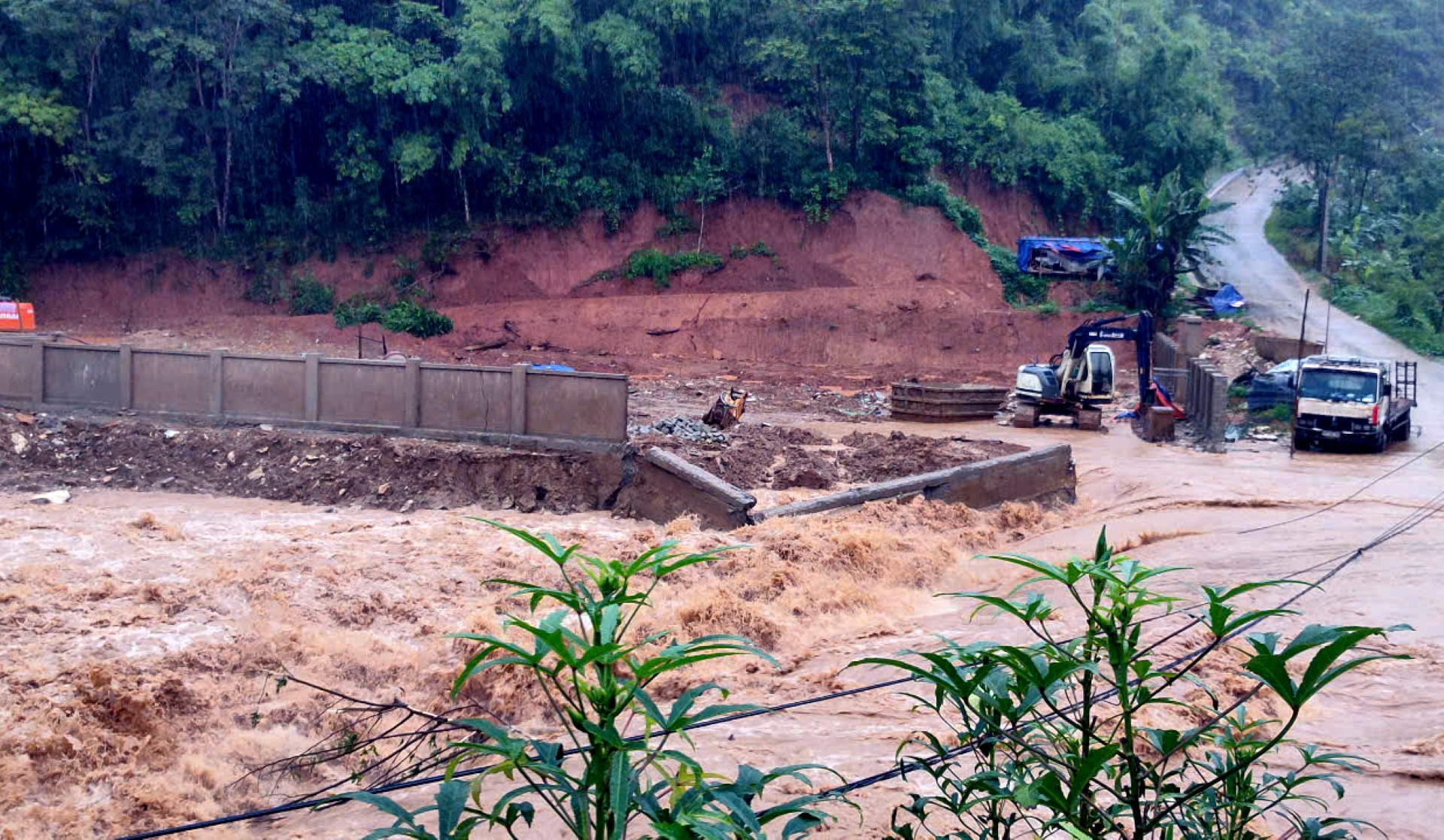 a1Lũ lớn đổ về xã biên giới Mường Chanh, khẩn cấp di dời sơ tán hàng chục hộ dân 8.jpg