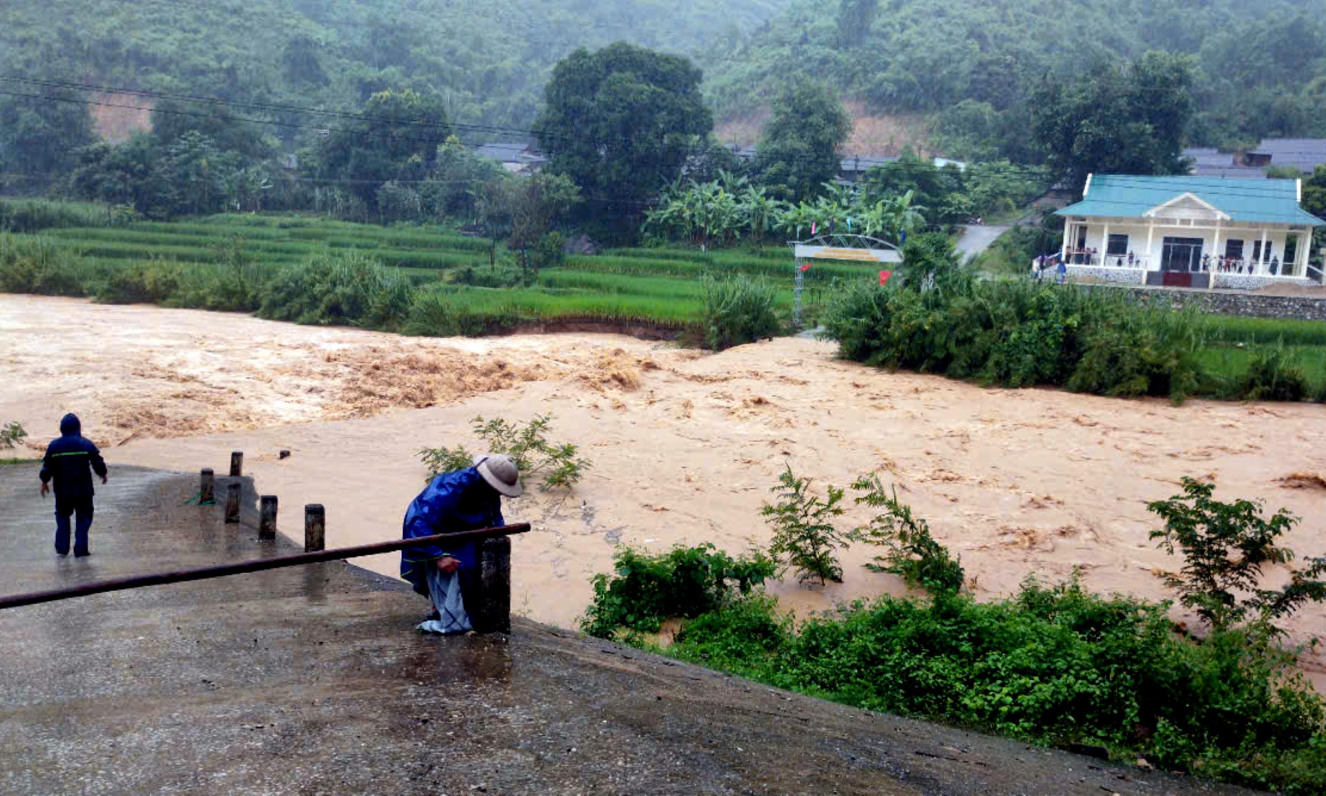 a2Lũ lớn đổ về xã biên giới Mường Chanh, khẩn cấp di dời sơ tán hàng chục hộ dân 4.jpg