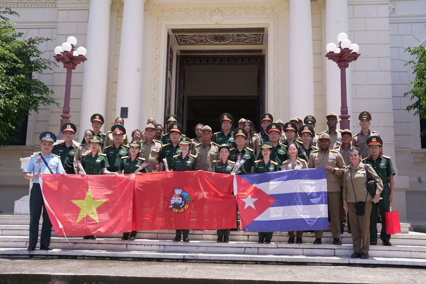 Đoàn sĩ quan trẻ Quân đội nhân dân Việt Nam thăm Viện Kỹ thuật quân sự José Marti.