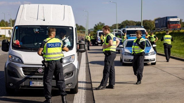 Đức bất ngờ hạn chế nhập cảnh từ khối Schengen, khiến các nước láng giềng châu Âu phẫn nộ