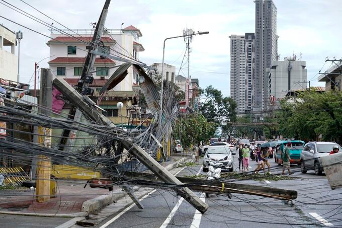 Philippines tan hoang như bị ‘trúng bom’ sau khi siêu bão ‘quái vật’ càn quét. Ảnh: CNN