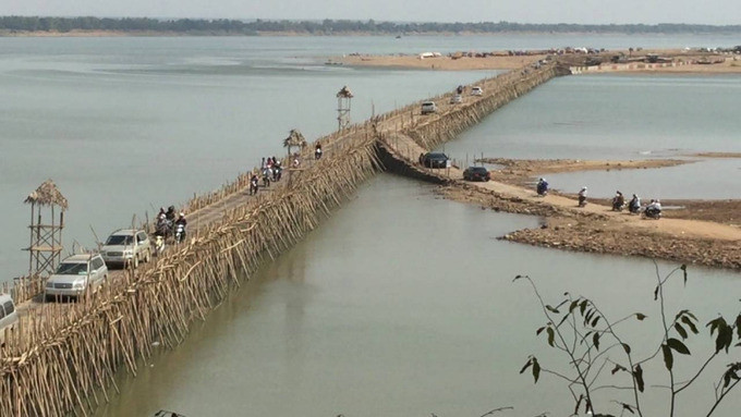 Các phương tiện di chuyển qua cầu tre Kampong Cham. Ảnh: VietKing