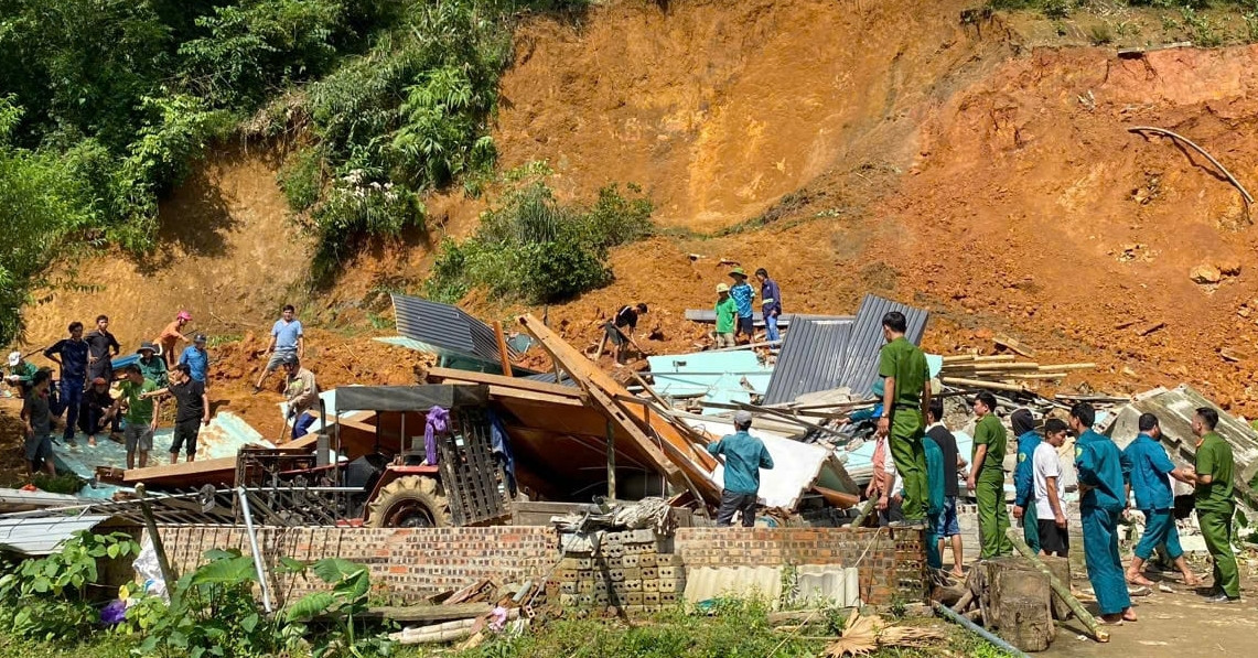 Người đàn ông kể lại phút thoát khỏi căn nhà bị núi lở đè sập ở Thanh Hoá