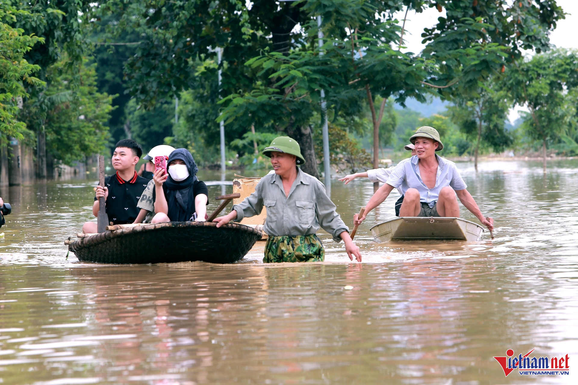 W-a3Hơn 700 ngôi nhà ngập trắng.jpg