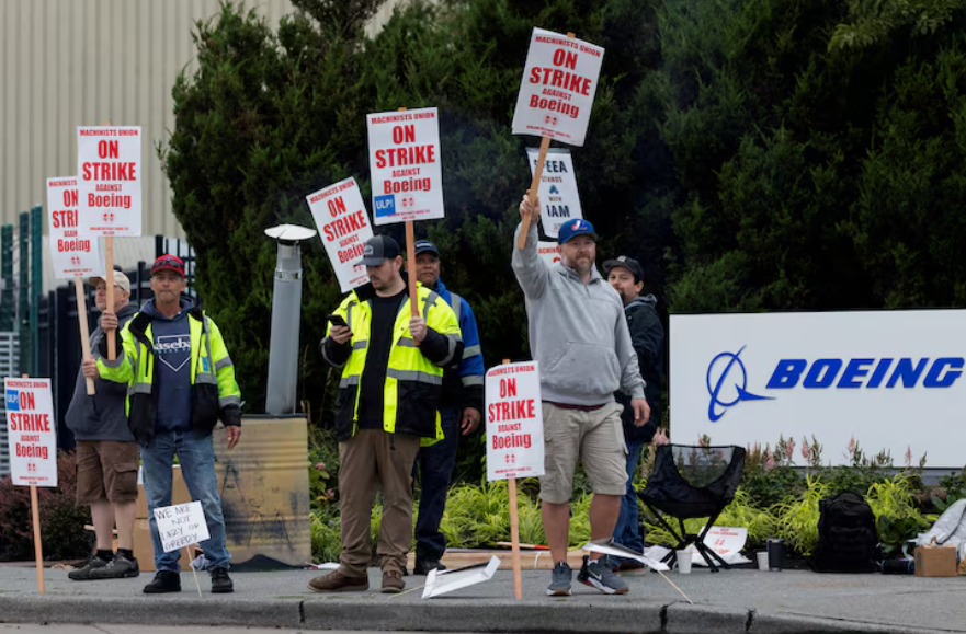 Nhân sự biểu tình đình công tại trụ sở Boeing ở Renton, Washington. Ảnh: Matt Mills McKnight