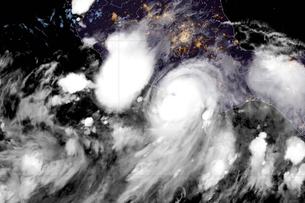Bão nhiệt đới John đổ bộ Mexico: Sức gió lên tới 220km/h, cảnh báo nguy cơ lũ lụt và sạt lở nghiêm trọng - ảnh 1