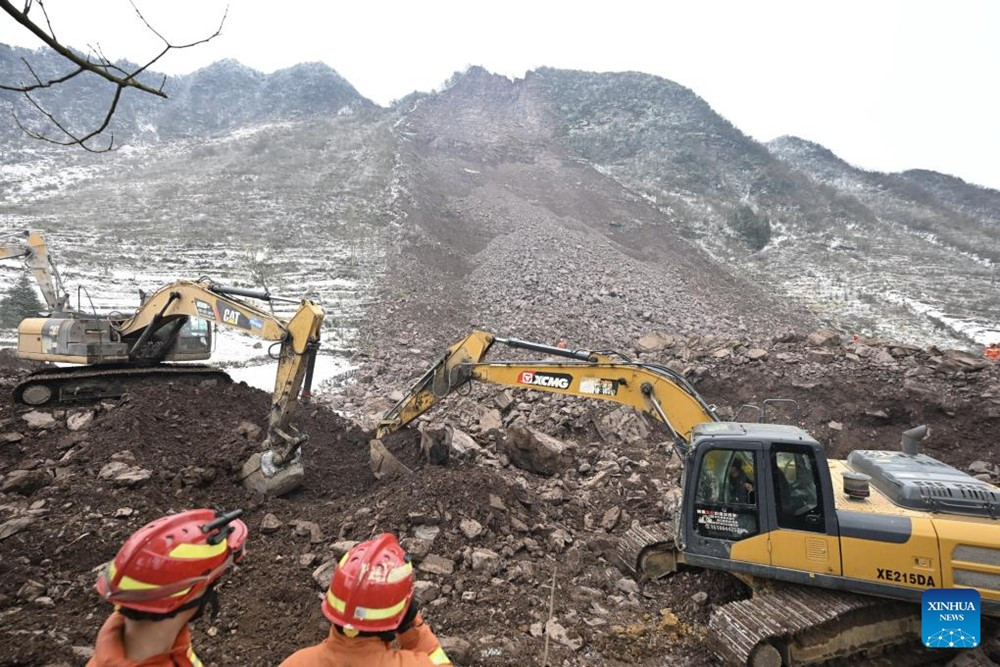 Sạt lở đất nghiêm trọng san phẳng một ngôi làng: Sơ tán khẩn cấp hơn 900 người dân, huy động 1.000 nhân viên cứu hộ vào cuộc khẩn cấp - ảnh 2