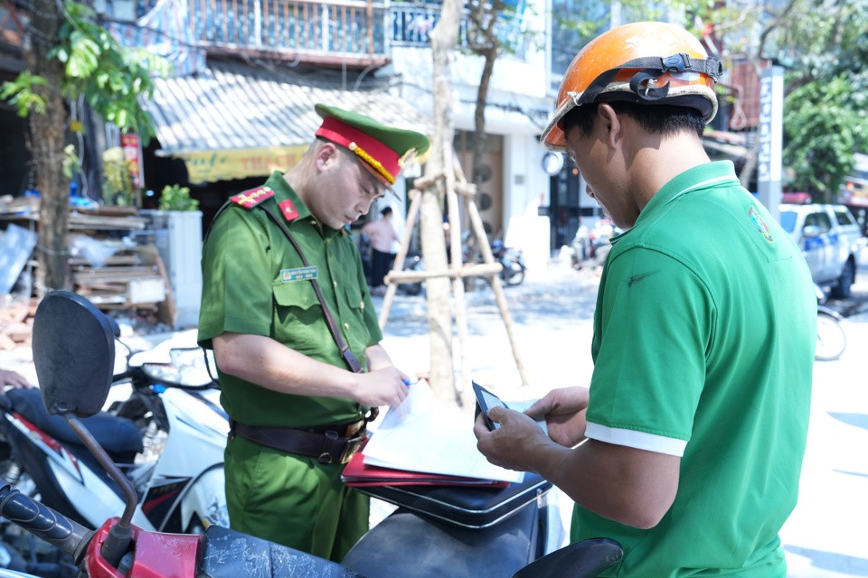 Trong sáng ngày 24/9, lực lượng chức năng đã xử lý gần chục trường hợp dừng đỗ phương tiện sai quy định trên phố Phạm Huy Thông.