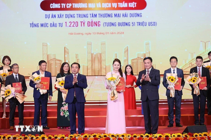 Bà Nghiêm Thị Quỳnh Hương, đại diện Công ty Tuấn Kiệt HD nhận quyết định, chứng nhận và biên bản ghi nhớ chủ trương đầu tư trung tâm thương mại Hải Dương tại Hội nghị công bố quy hoạch tỉnh Hải Dương thời kỳ 2021-2030, tầm nhìn đến năm 2050 và xúc tiến đầu tư tỉnh Hải Dương diễn ra vào tháng 1/2024 - Nguồn: TTXVN