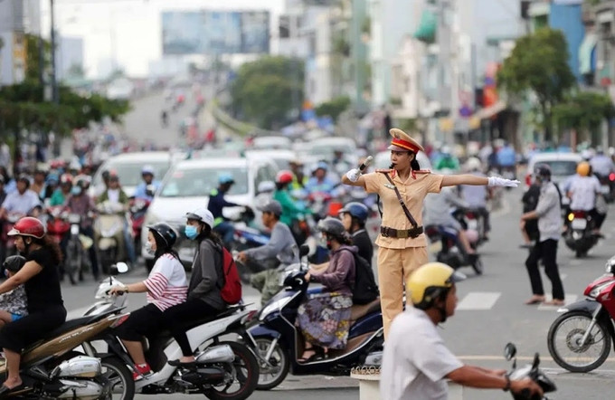 Nhiều người ra nước ngoài chấp hành tốt, về Việt Nam lại vượt đèn đỏ, vi phạm luật. Ảnh: Internet