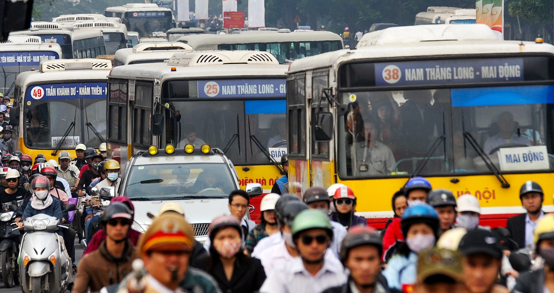 Không dành làn riêng cho xe buýt tại Hà Nội, đường rộng 10 làn vẫn tắc