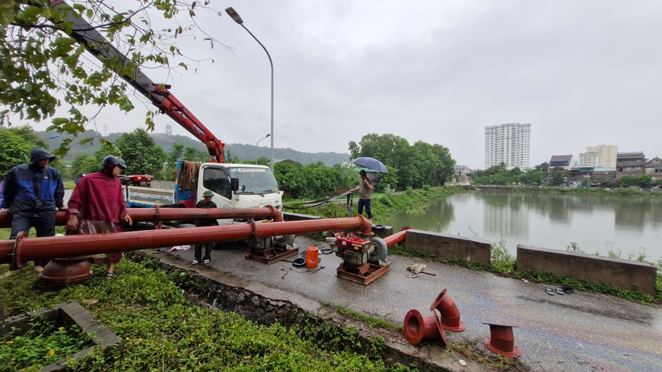 Trước diễn biến mưa lớn, TP Vinh chủ động các phương tiện, máy móc, vật tư để kịp thời tiêu thoát nước. 