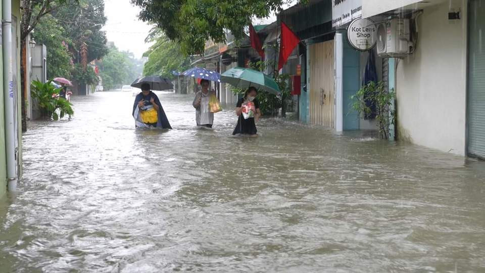 Trận mưa vừa qua khiến nhiều khu vực dân cư, nhiều tuyến đường trọng điểm trong nội thị TP Vinh ngập úng. 