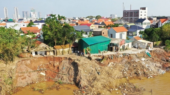 Thành phố đông dân của Việt Nam sạt lở trong đêm, 4 ngôi nhà đổ sập xuống sông Đồng Nai