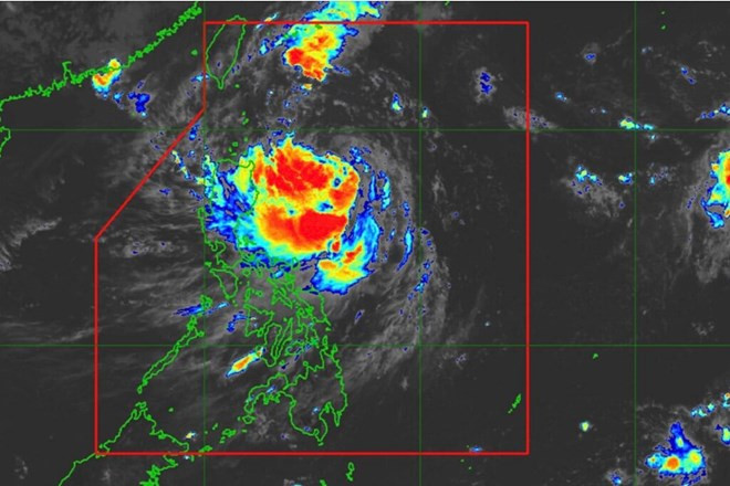 Cơn bão gần Biển Đông Julian được dự báo mạnh lên thành siêu bão. Ảnh: PAGASA