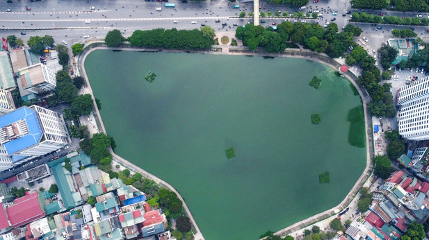 Nằm ở trung tâm quận Ba Đình, hồ Ngọc Khánh có diện tích khoảng 3,6ha với chu vi 750m, thuộc phường Ngọc Khánh. (Ảnh: Internet)