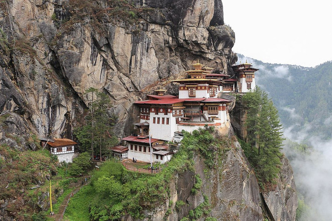 Thời điểm lý tưởng nhất để thăm Tiger's Nest là vào mùa thu khi thời tiết mát mẻ và mùa xuân khi cây cối đâm chồi nảy lộc (Ảnh: Atlas Obscura)