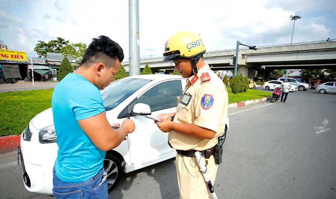 Bộ Công an đề xuất phạt kịch khung với hành vi điều khiển ô tô ngược chiều hoặc lùi xe trên cao tốc (Hình minh họa)